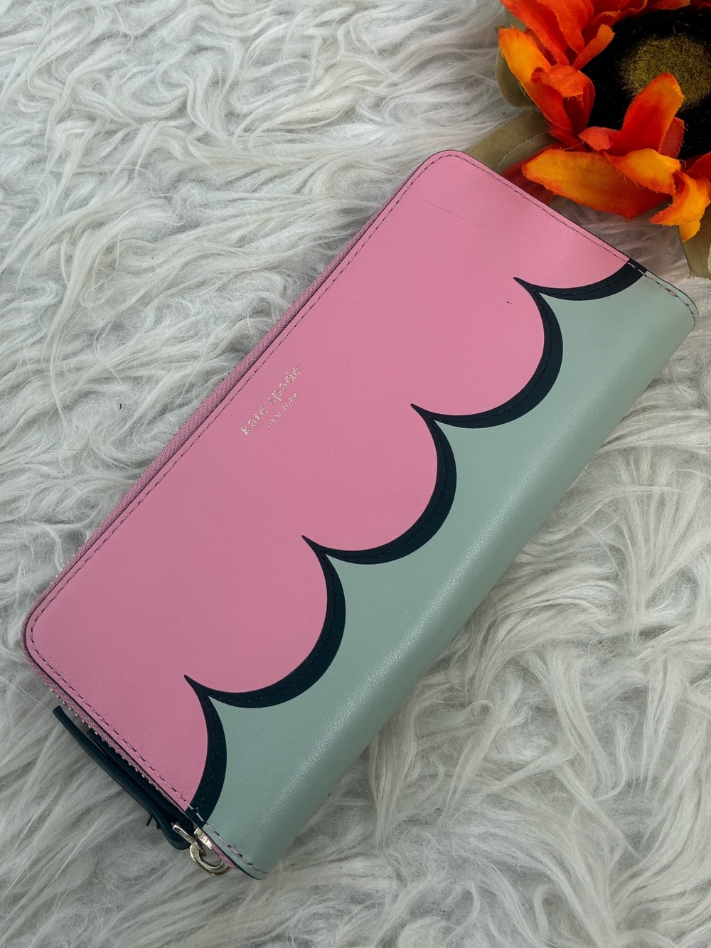 🌺kate spade LEATHER pink and mint scallop zip-around wallet🌺